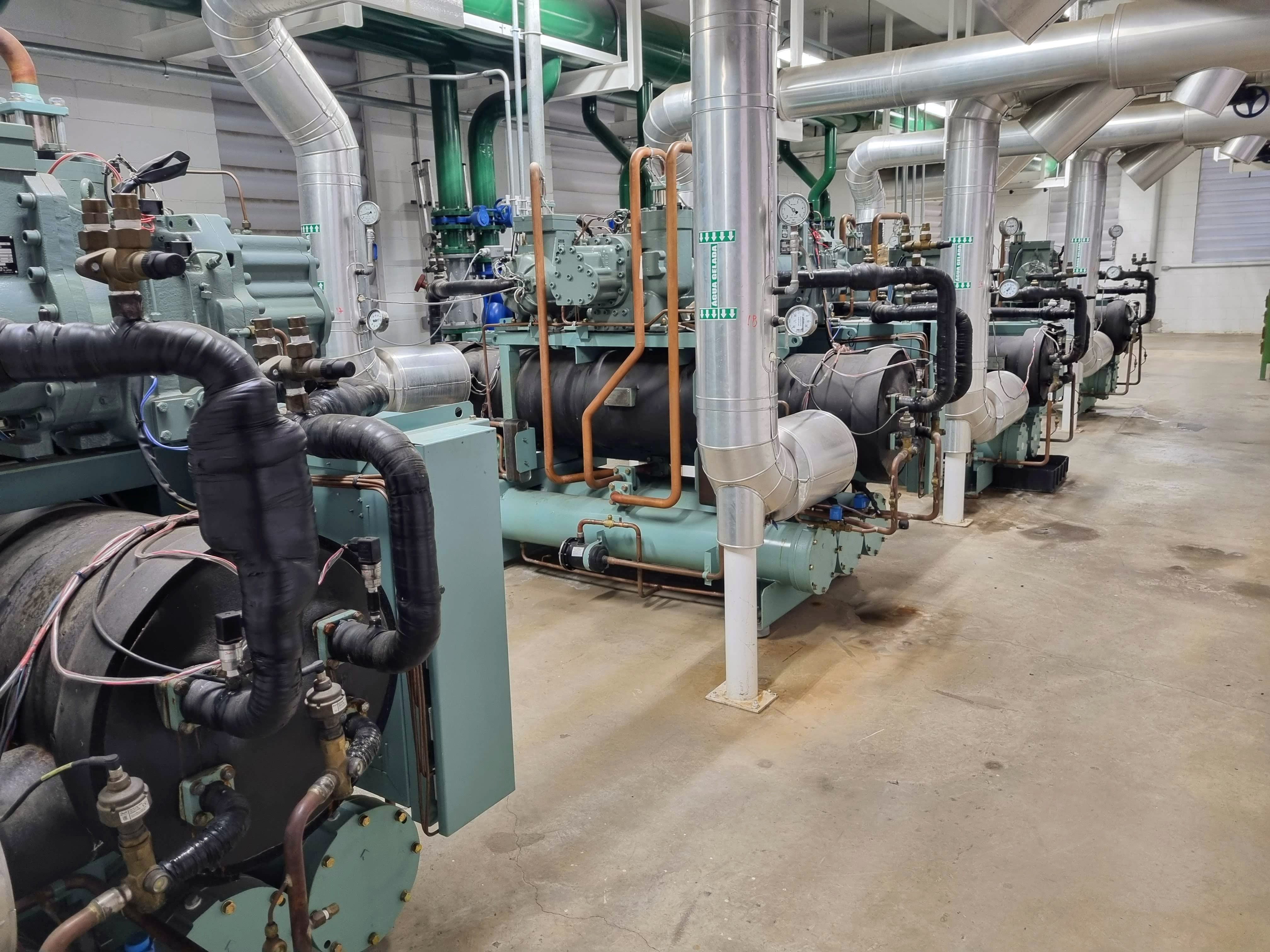 Sala de máquinas de amônia com compressores parafuso